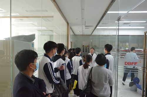 1651031472835571.jpg 12月1日張勇主任為參觀團(tuán)講解實(shí)驗(yàn)室工作.JPG