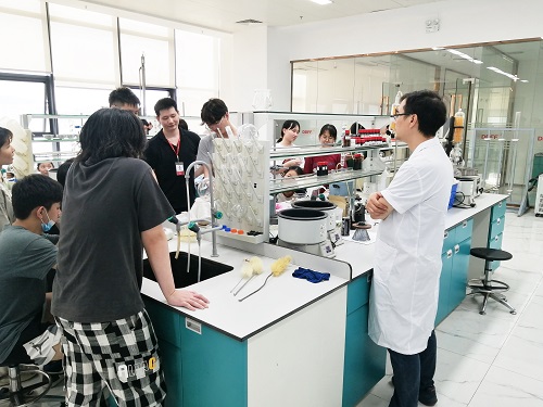 1683617813573303.jpg 2023年4月21日研發(fā)技術人員指導學生使用實驗儀器.jpg